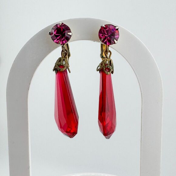 Vintage Red Glass Dangle Earrings Faceted Drop Clip-On Gold Tone 1950s Style - Picture 3 of 9